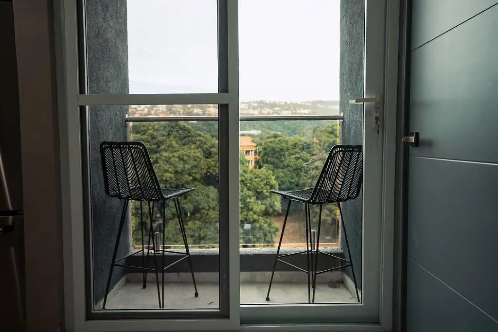Lush Penthouse Escape With Rooftop Pool 킹스톤