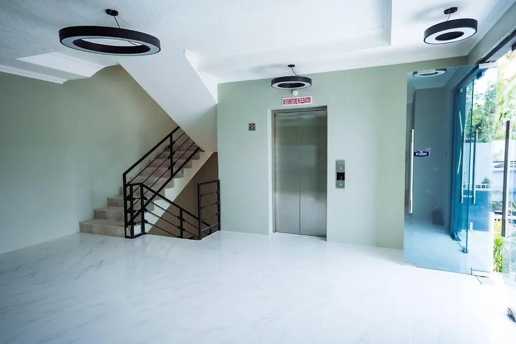 아파트 Lush Penthouse Escape With Rooftop Pool 킹스톤