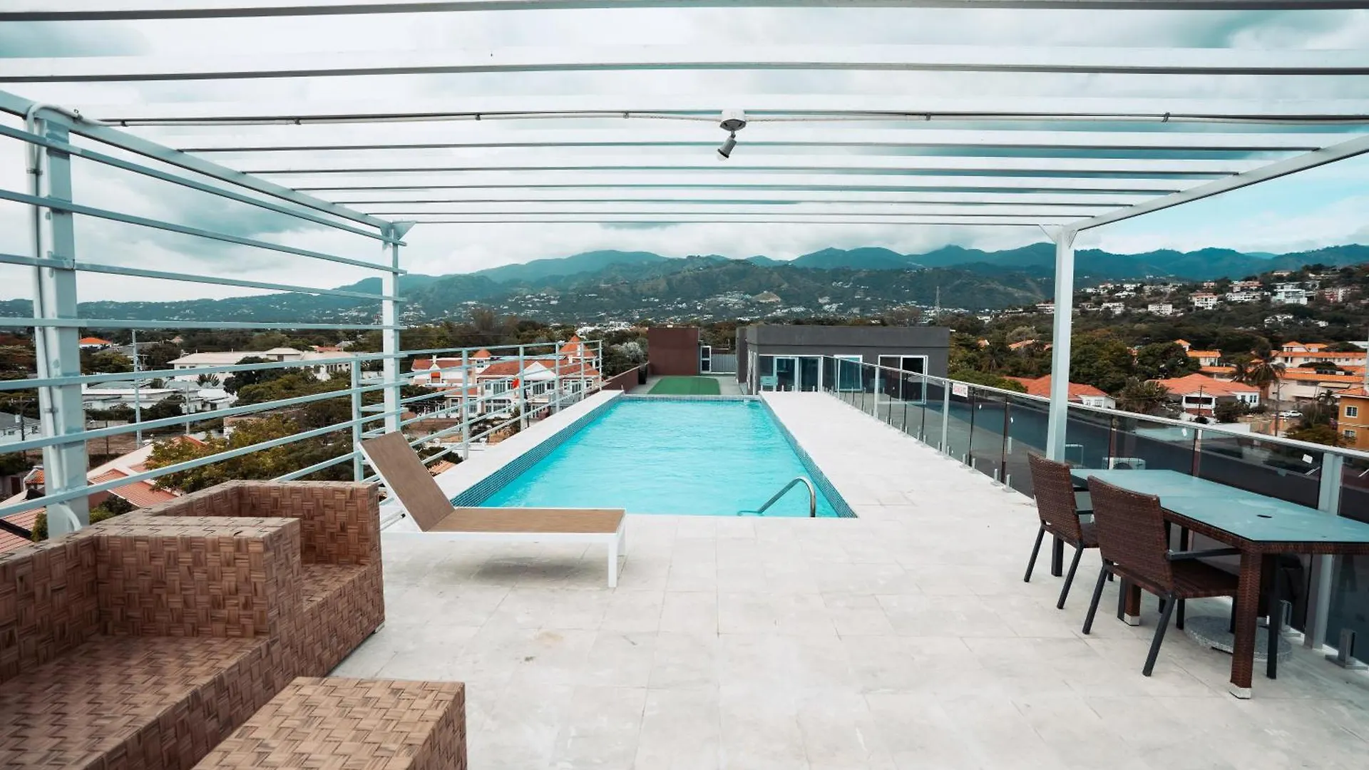 Lush Penthouse Escape With Rooftop Pool 킹스톤 0*,  자메이카