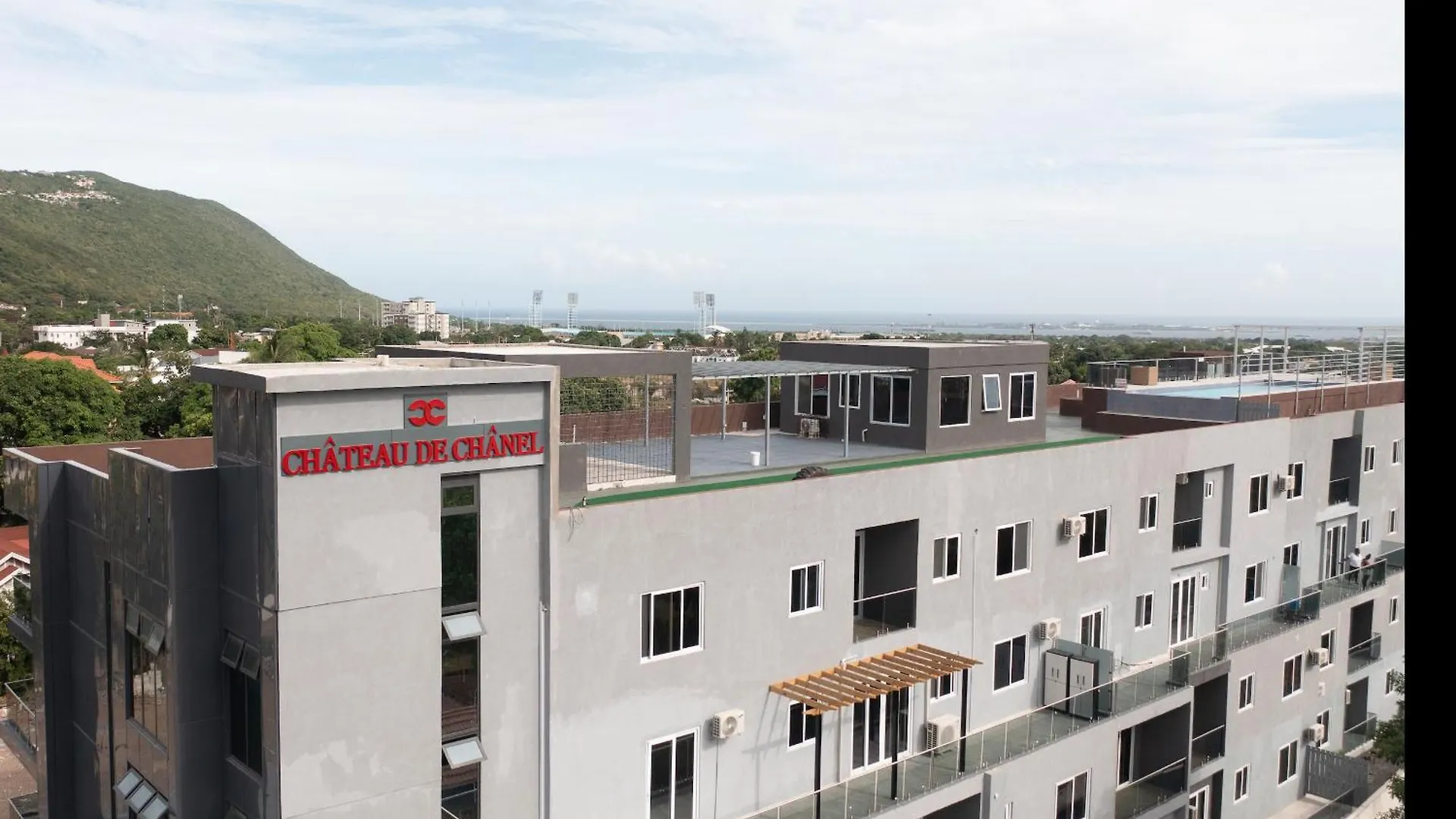Lush Penthouse Escape With Rooftop Pool 킹스톤 자메이카
